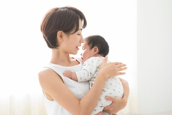 助産師監修 授乳中に新生児が起きない 起こして母乳やミルクを与えるべき