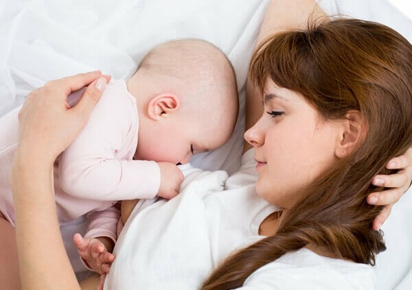 助産師監修 添い乳の方法は 添い乳での寝かしつけは癖になる Amoma