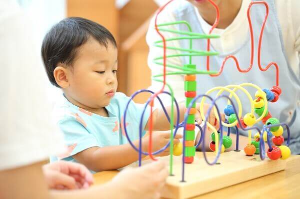 助産師監修 赤ちゃんにおすすめのおもちゃ 話題の知育toyは必要