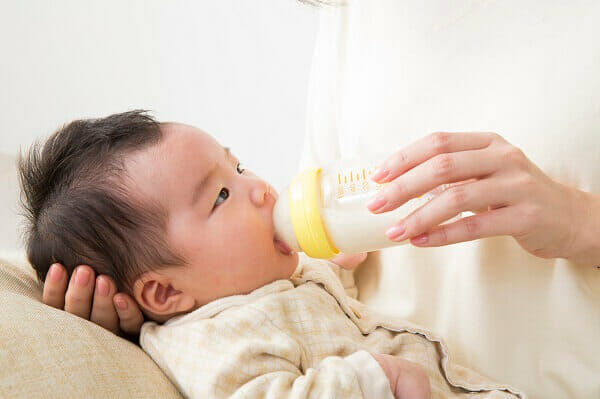 助産師監修】新生児の母乳の飲み過ぎ、症状や原因は？過飲症候群のサインと対処法